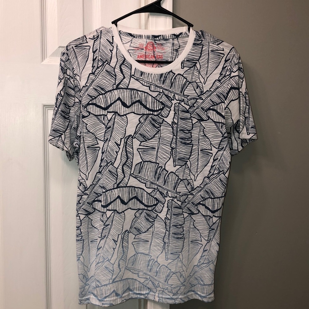 Blue ombré leaf patterned tee